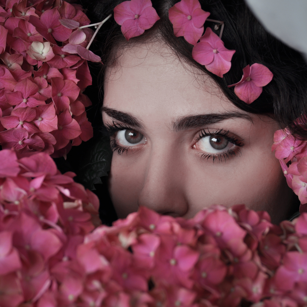 Лицо девушки в розовых цветах гортензии