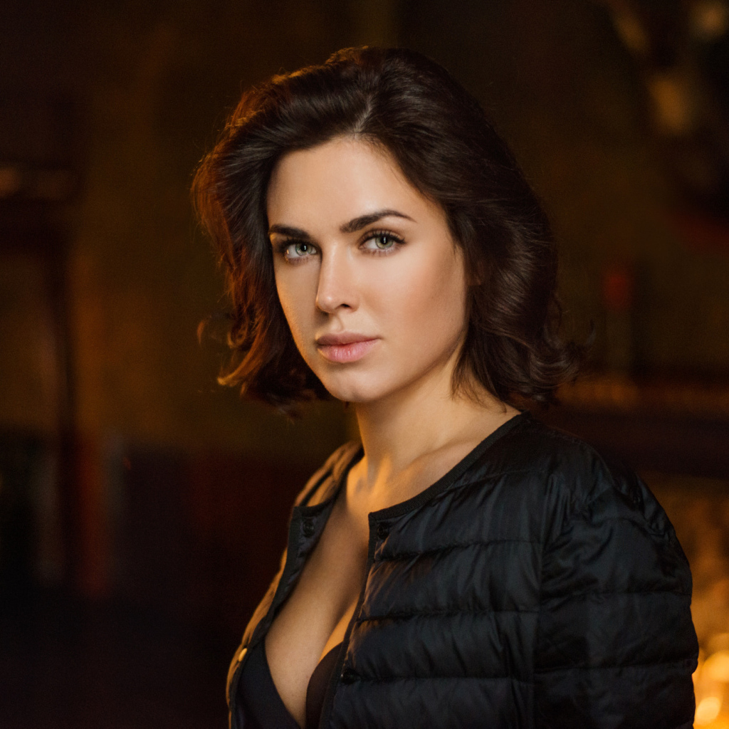 Девушка с короткой стрижкой в черной куртке