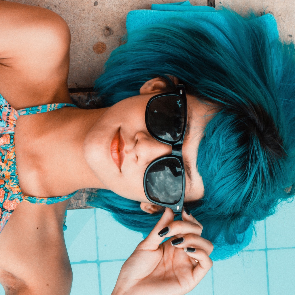 Девушка с голубыми волосами в солнечных очках