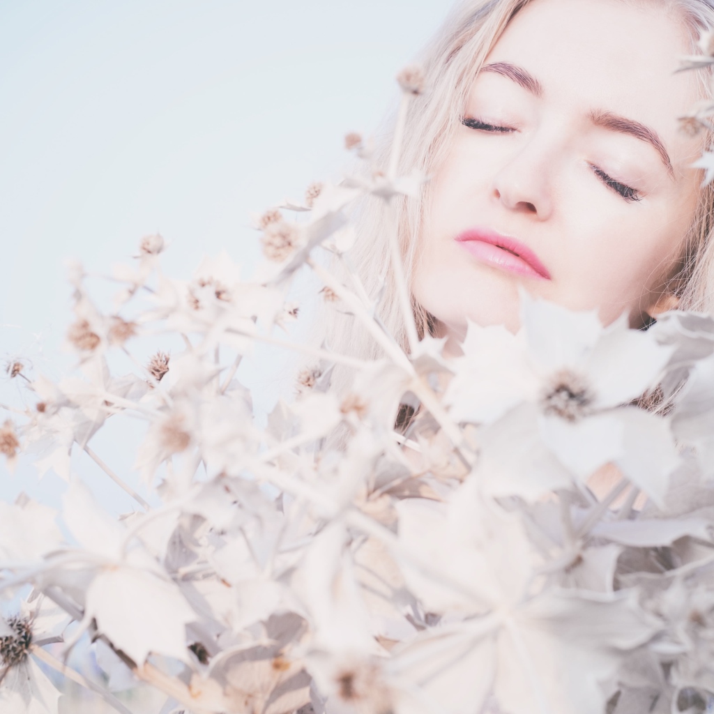 Девушка с закрытыми глазами в цветах 