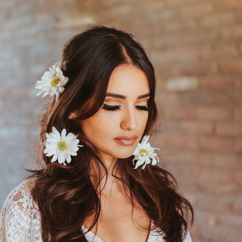 Девушка с закрытыми глазами с ромашками в волосах 