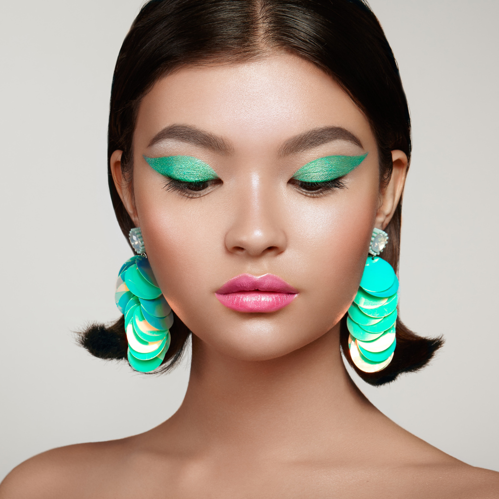 Девушка с зеленым макияжем и розовыми губами
