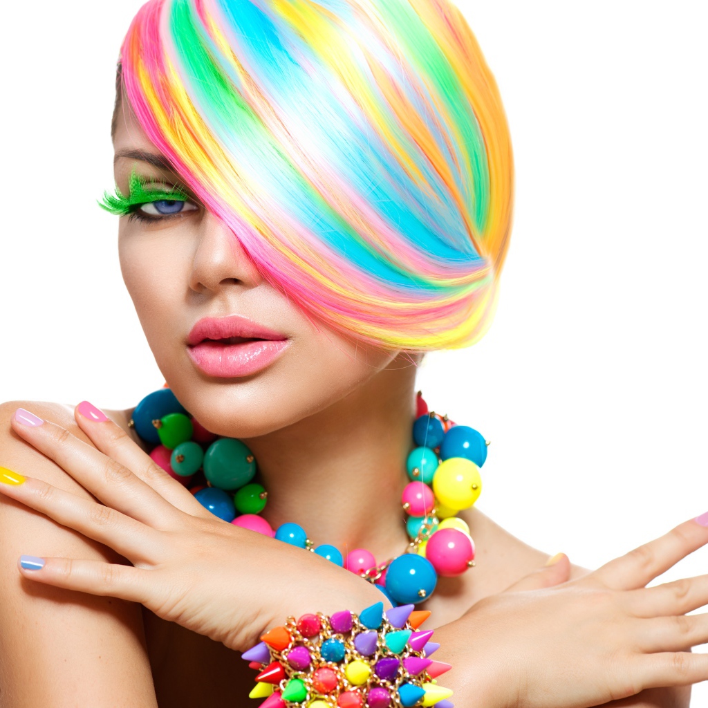 Девушка с разноцветными волосами и украшениями на шее и руках