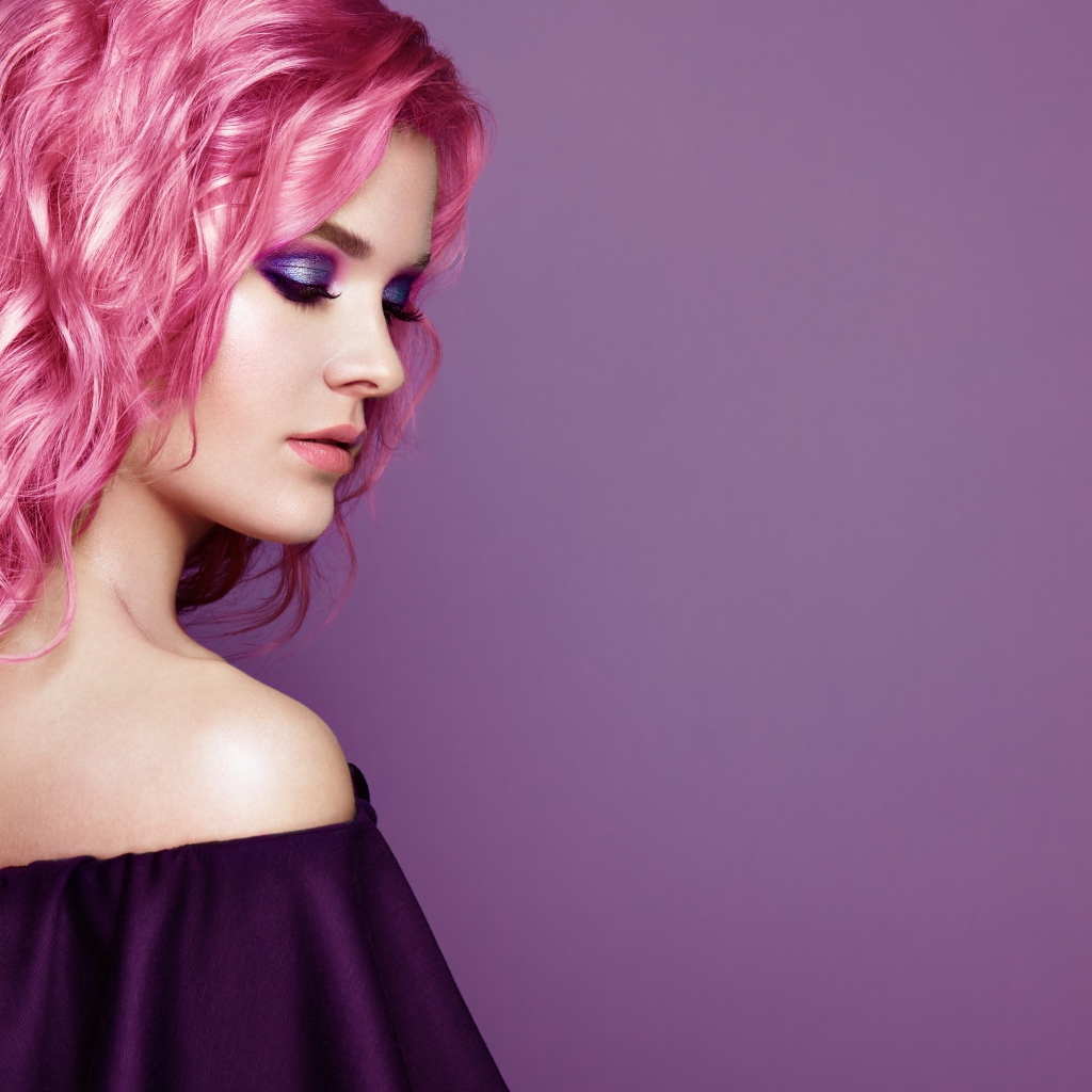 Девушка с розовыми волосами на сиреневом фоне