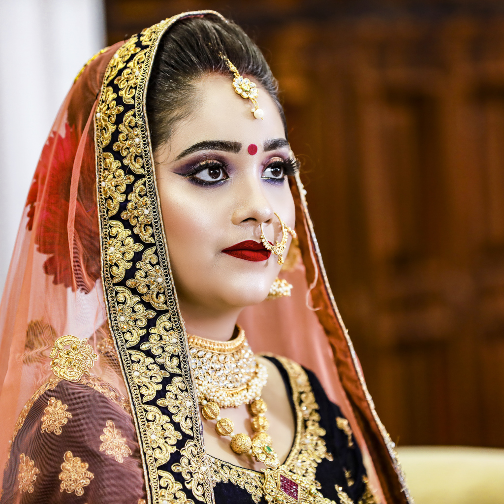 Девушка в индийском костюме невесты