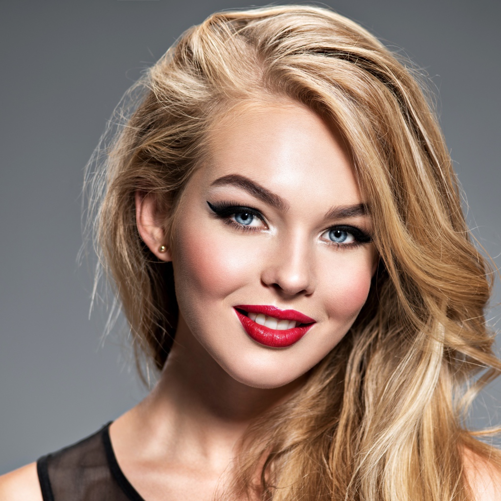 Длинноволосая голубоглазая девушка с красивым макияжем 