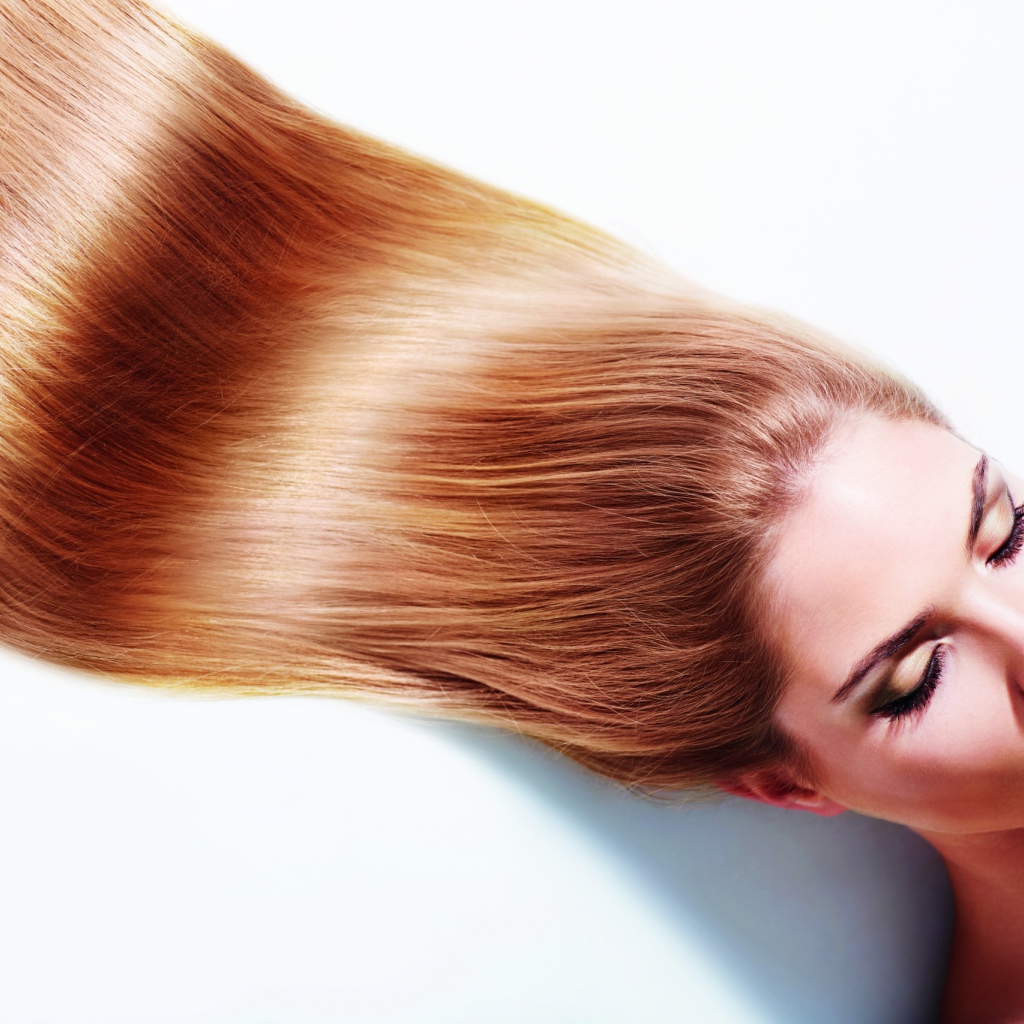 Длинноволосая шатенка с закрытыми глазами на белом фоне