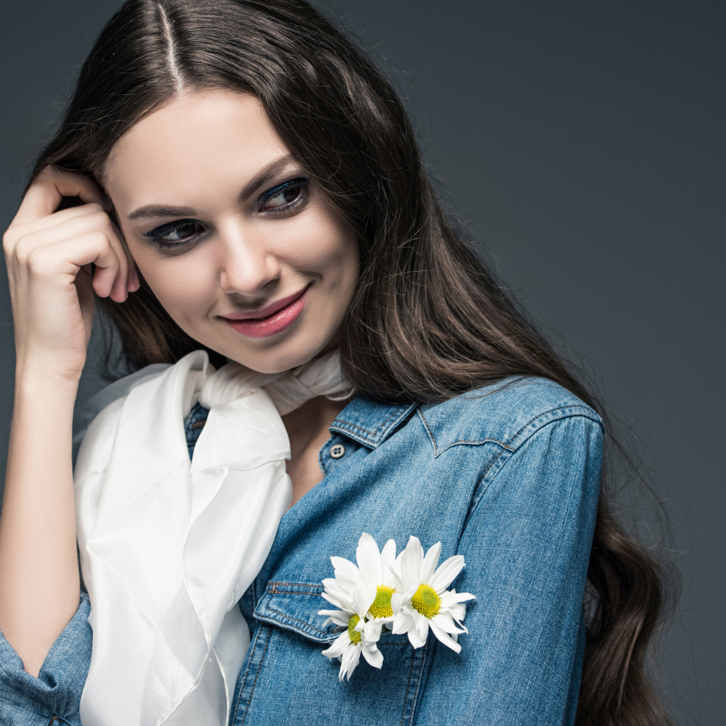 Длинноволосая девушка в джинсовом пиджаке с шарфом на шее