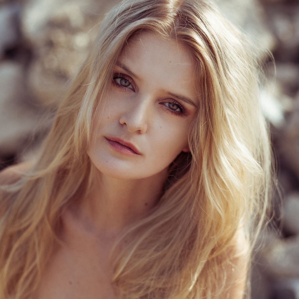 Длинноволосая блондинка крупным планом