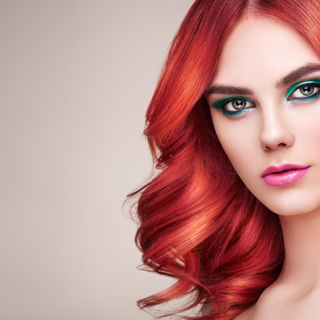 Рыжеволосая девушка с накрашенными глазами