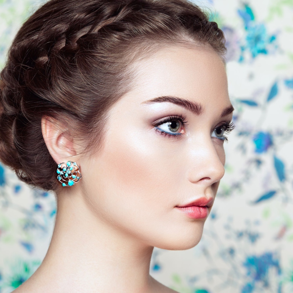 Красивая нежная девушка с прической вид сбоку