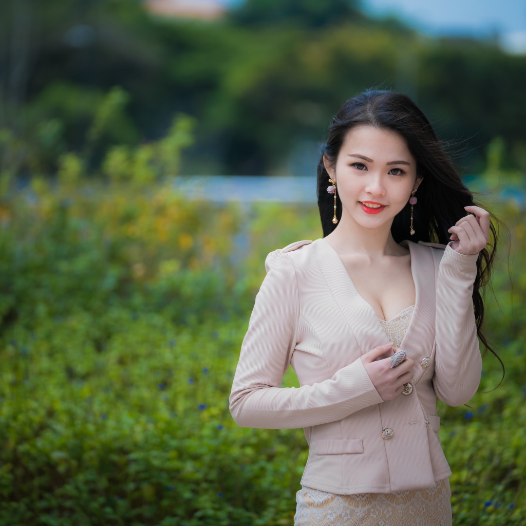 Улыбающаяся девушка азиатка в костюме