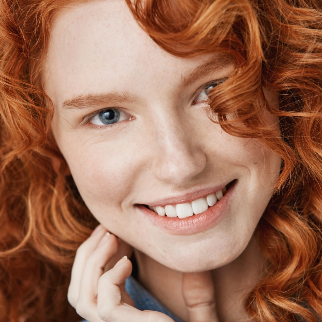 Улыбающаяся рыжеволосая девушка лицо крупным планом