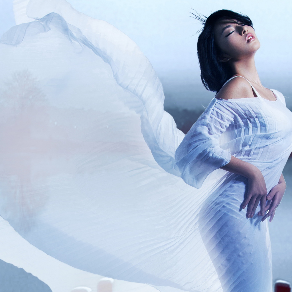 Стильная девушка азиатка в красивом белом платье 