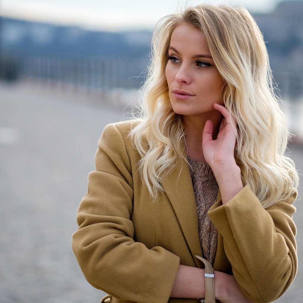 Стильная блондинка в пальто 