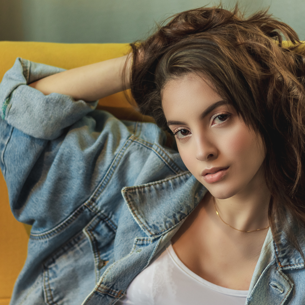 Стильная кареглазая девушка в джинсовой куртке