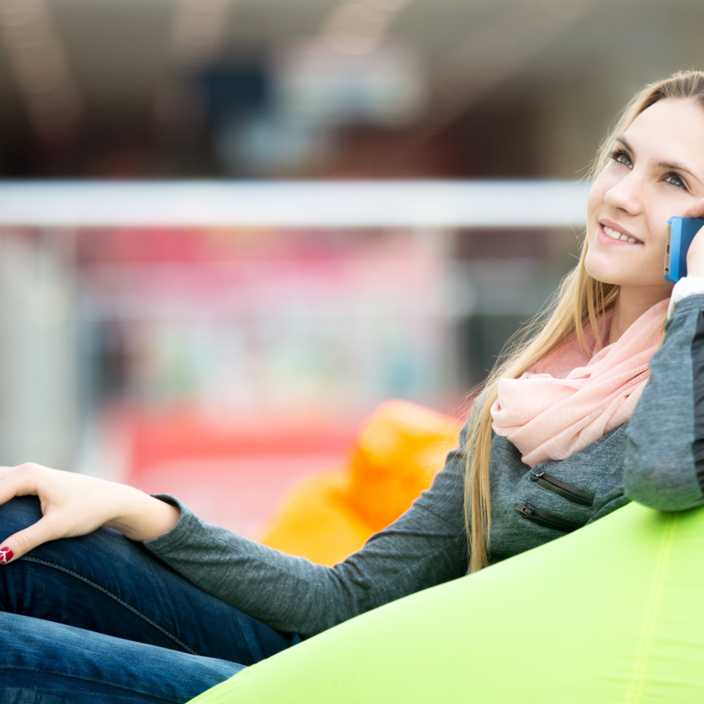 Стильная девушка разговаривает по телефону