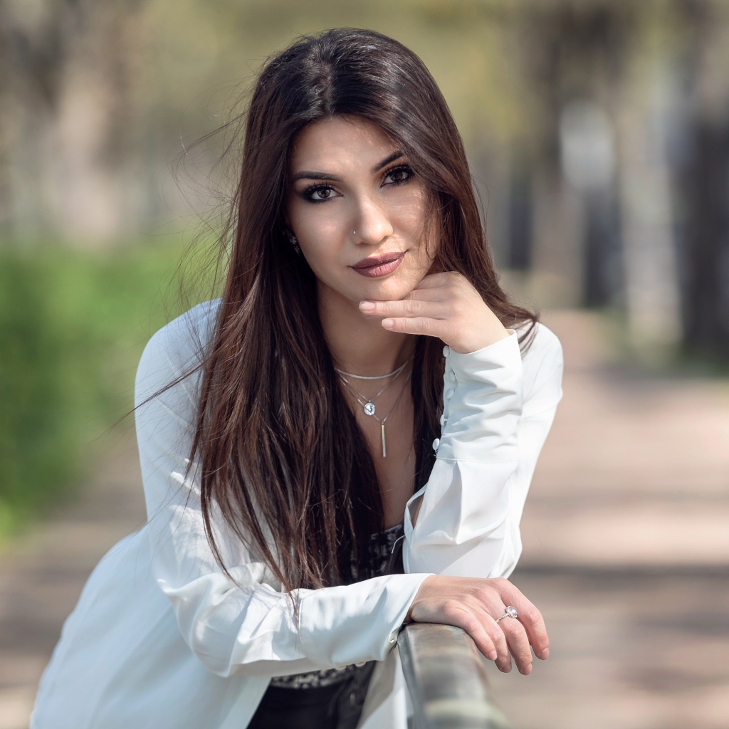 Стильная молодая девушка в белом пиджаке 