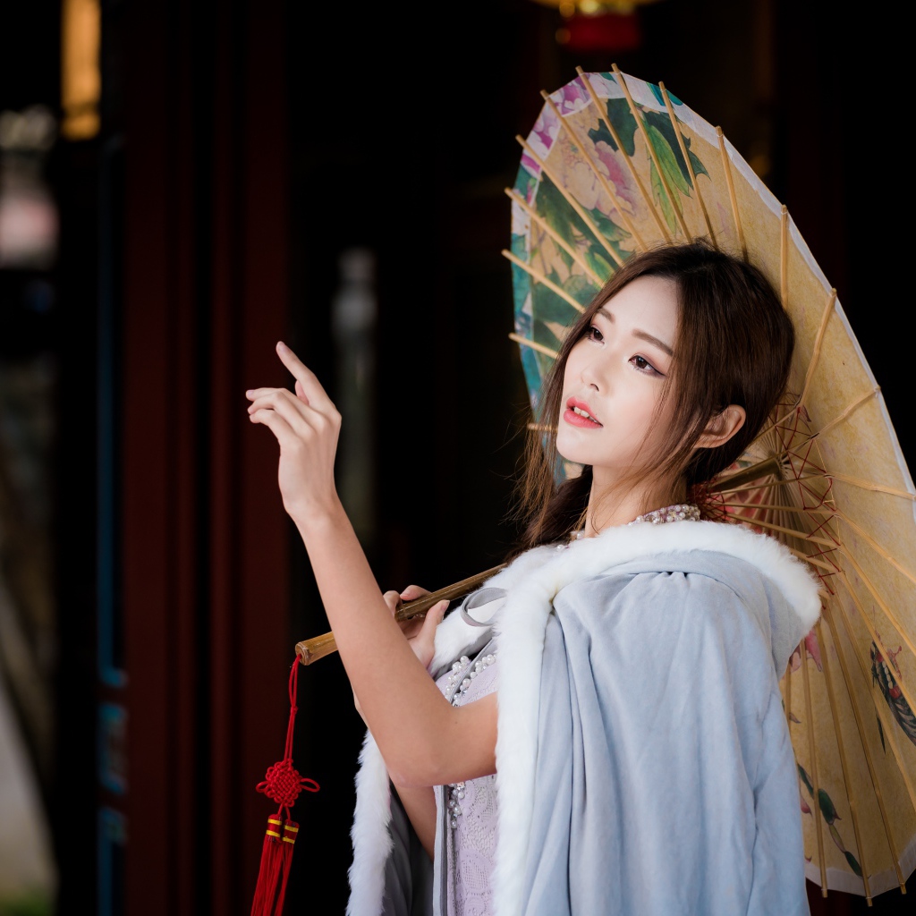 Нежная азиатка с зонтиком в руках