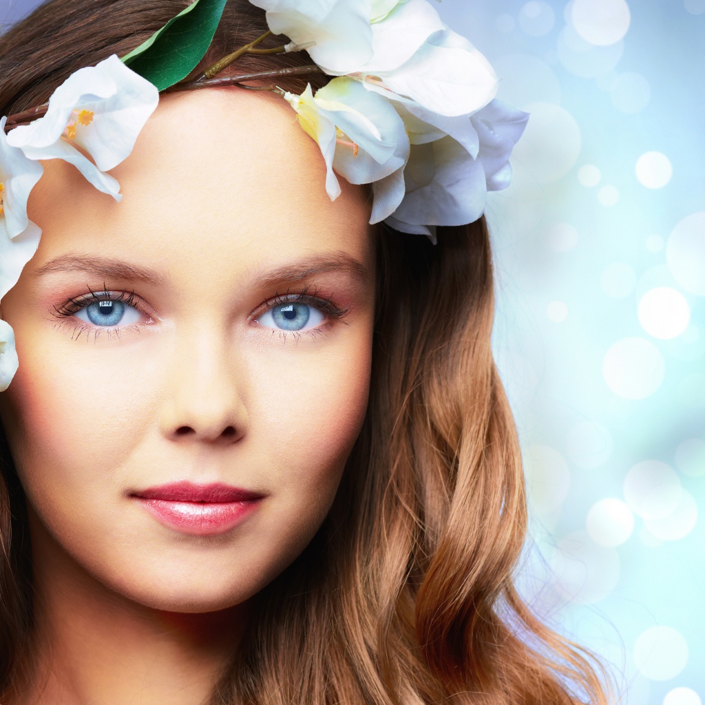 Нежная голубоглазая девушка с цветами в волосах 