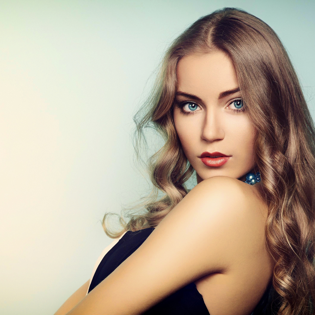 Нежная голубоглазая девушка с длинными волосами