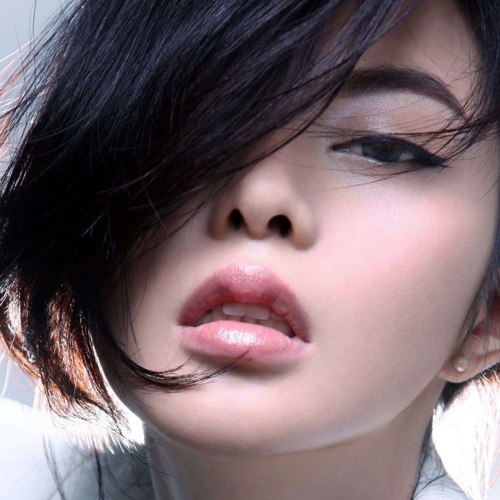 Нежная девушка шатенка лицо крупным планом