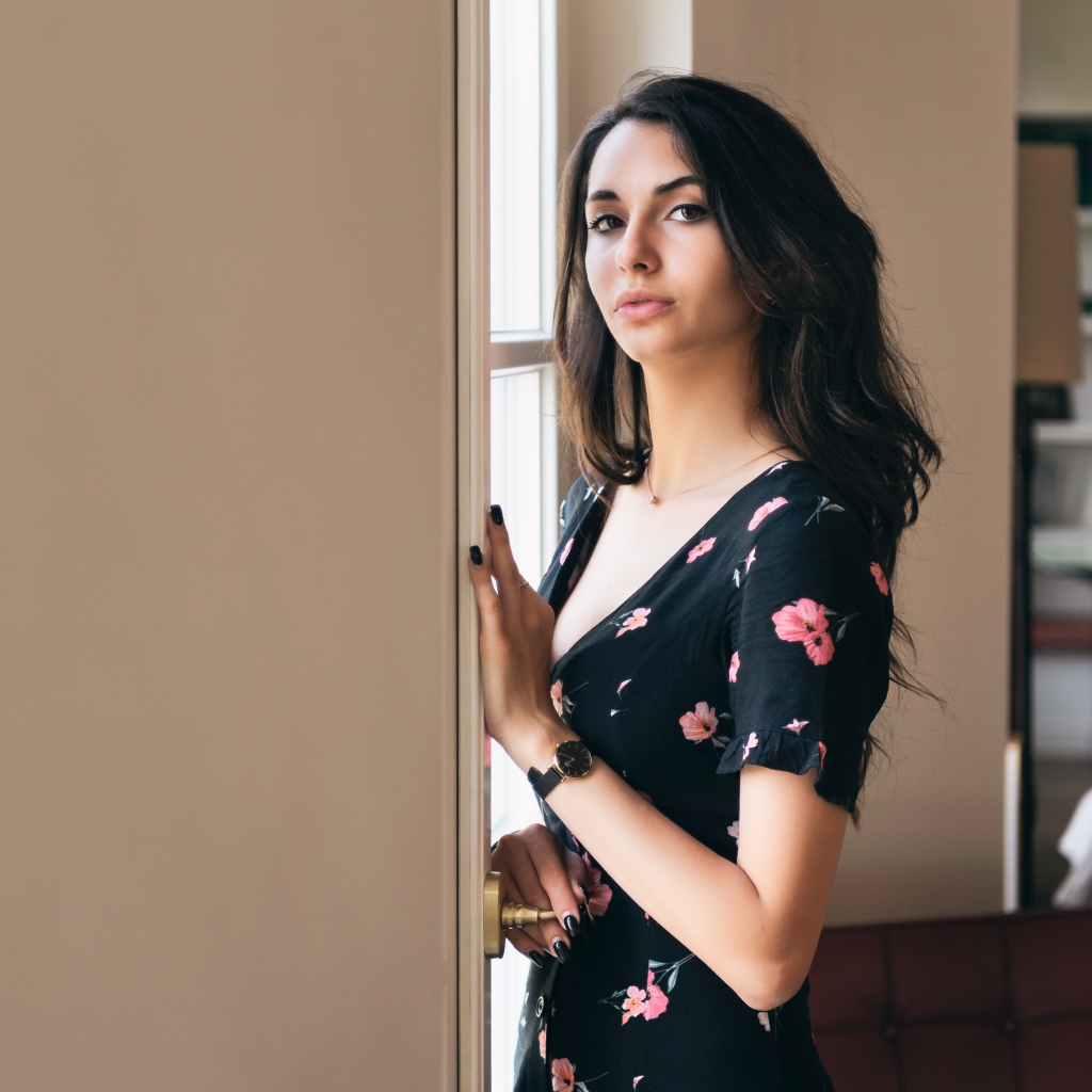 Нежная девушка в платье у окна 