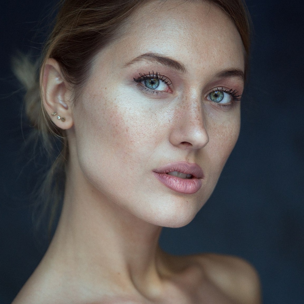 Нежная зеленоглазая девушка крупным планом