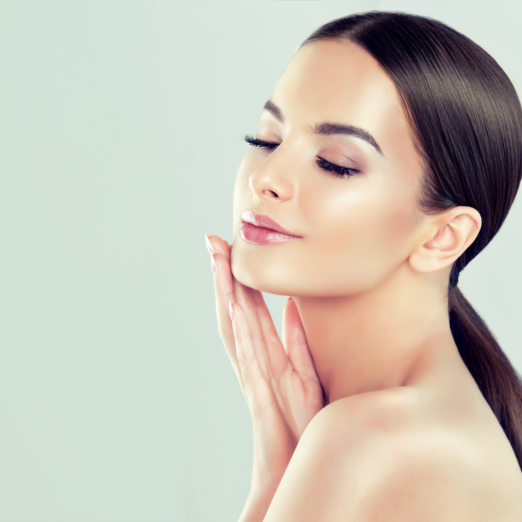 Нежная длинноволосая девушка с закрытыми глазами