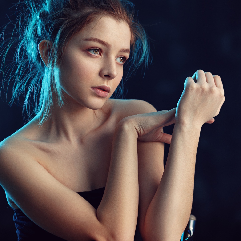 Нежная задумчивая грустная девушка 