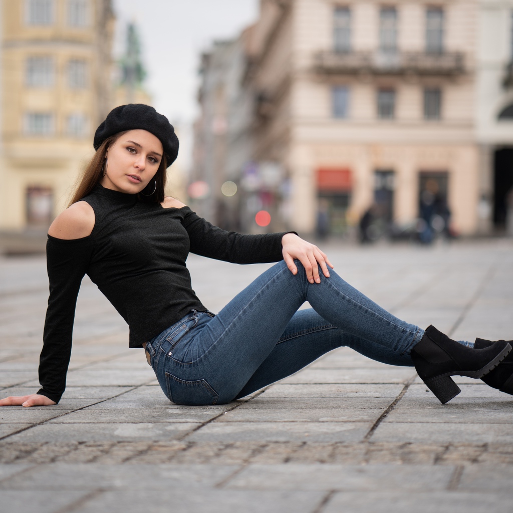 Девушка в черном берете лежит на дороге 