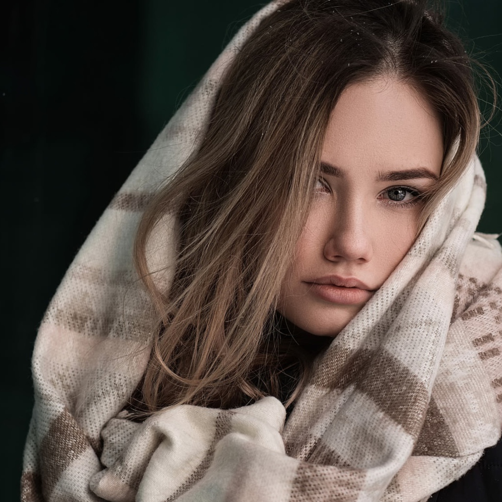 Девушка с волосами на лице в палантине