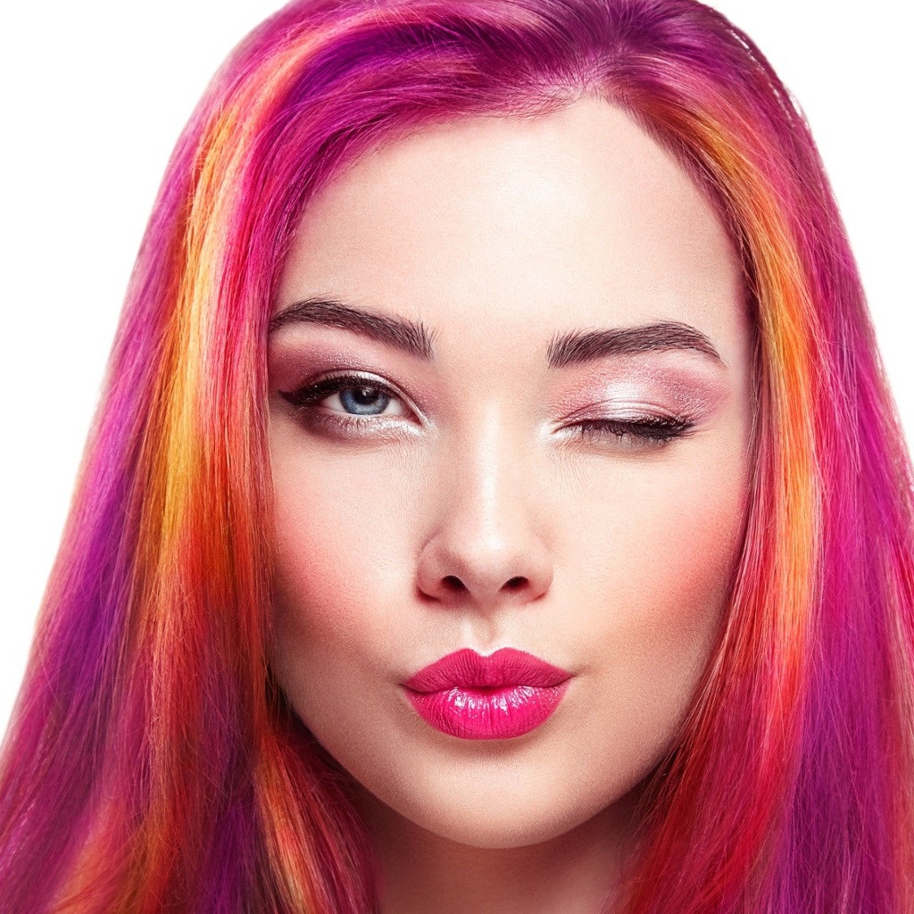 Девушка с розовыми волосами подмигивает глазом