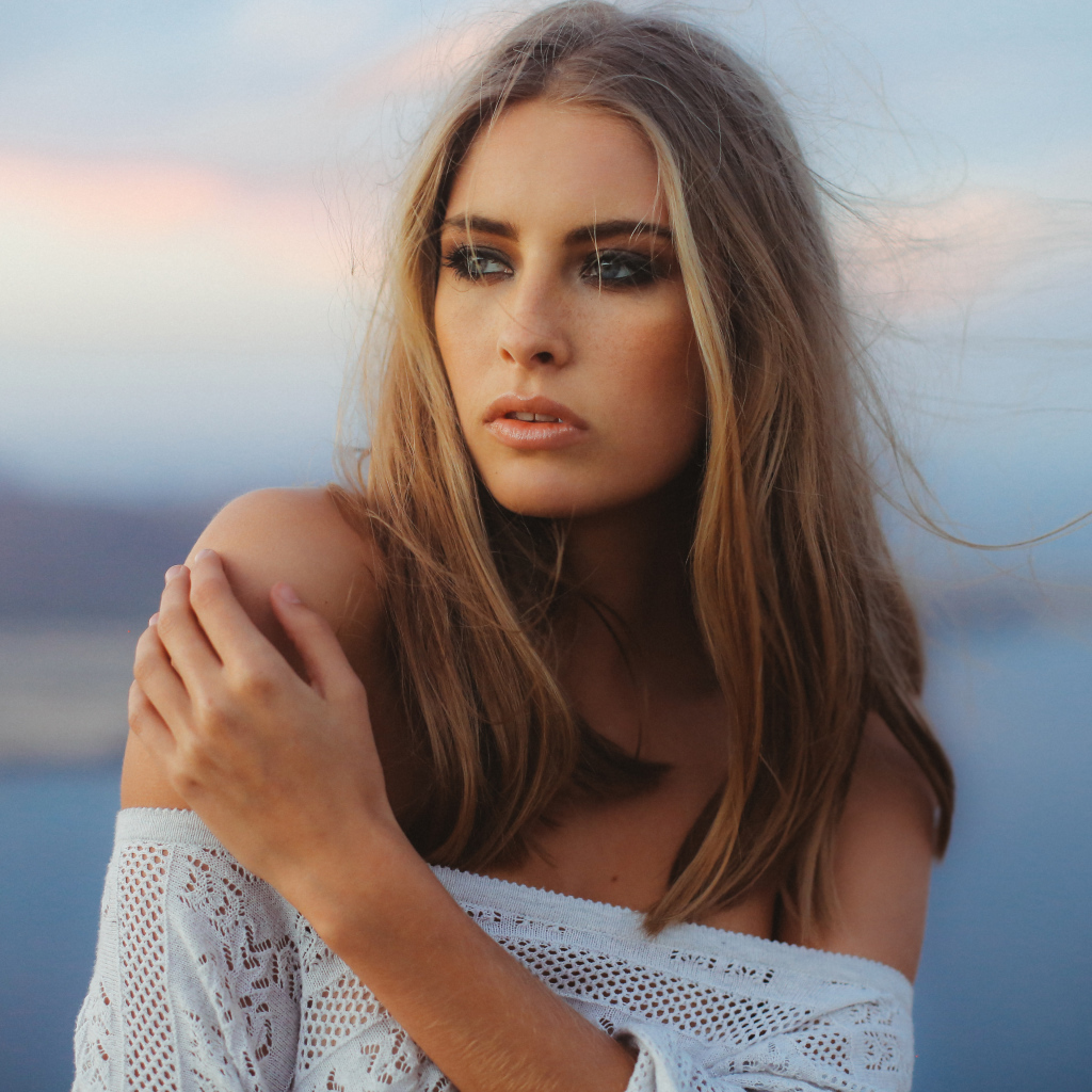 Ветер развивает волосы красивой блондинки