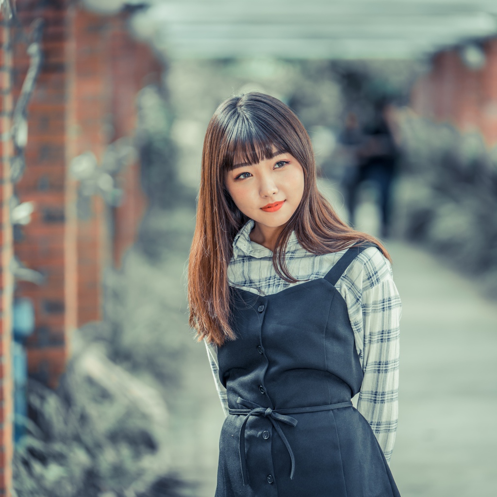 Молодая девушка азиатка в черном сарафане