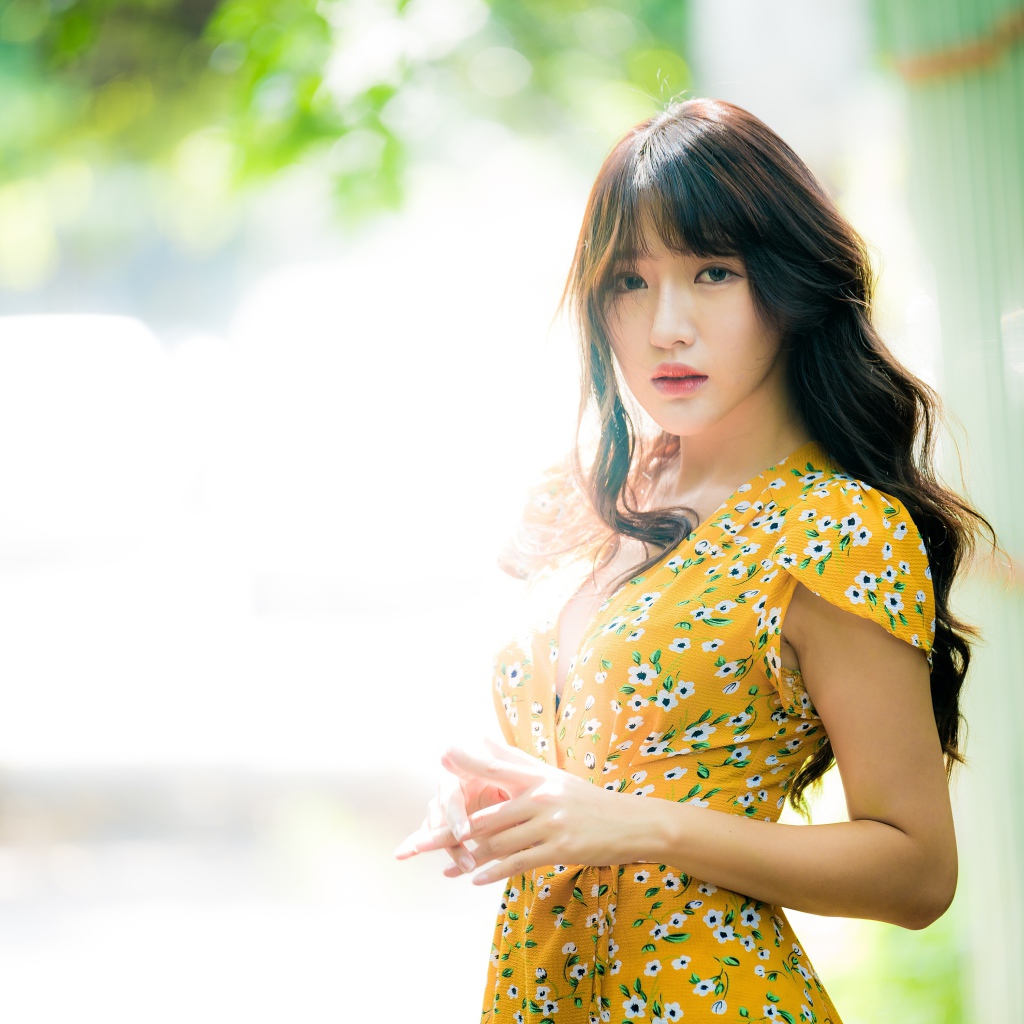 Молодая девушка азиатка в красивом платье 