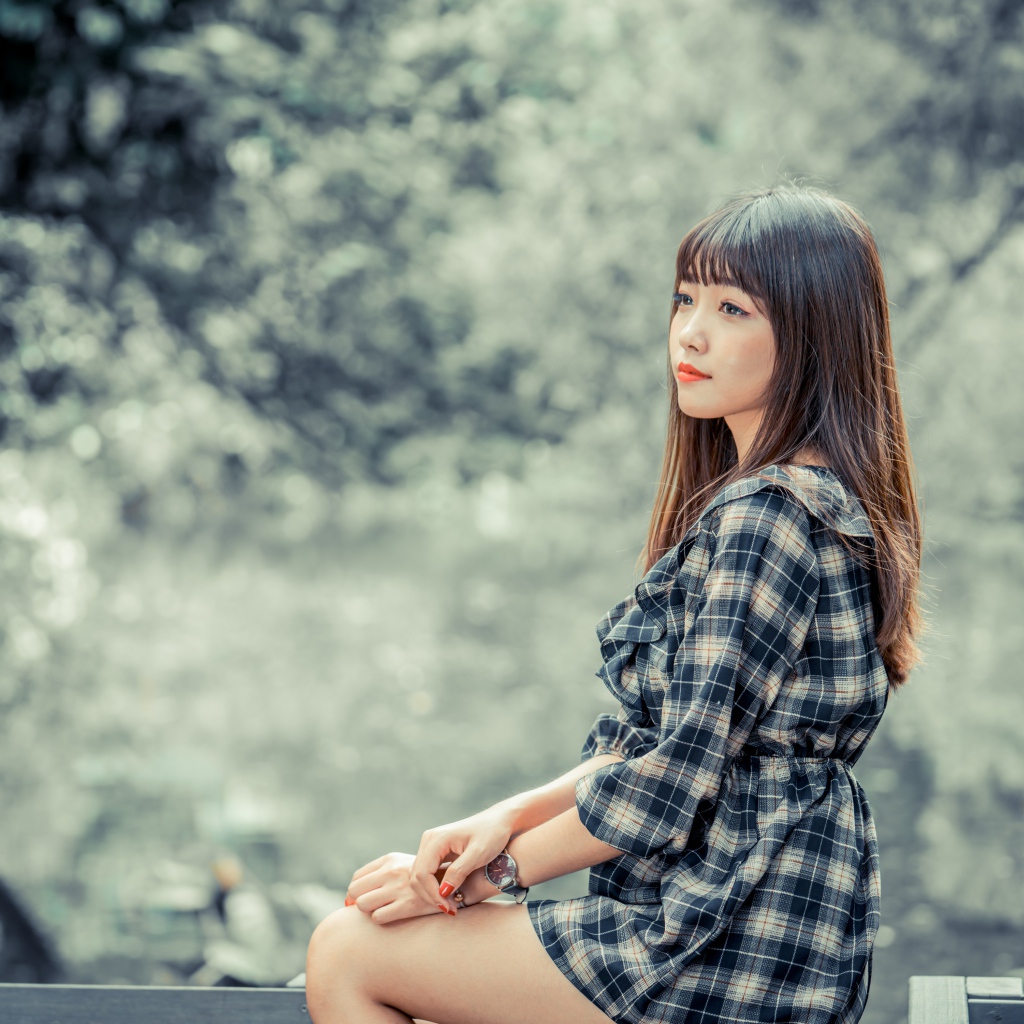 Молодая азиатка в платье в клетку