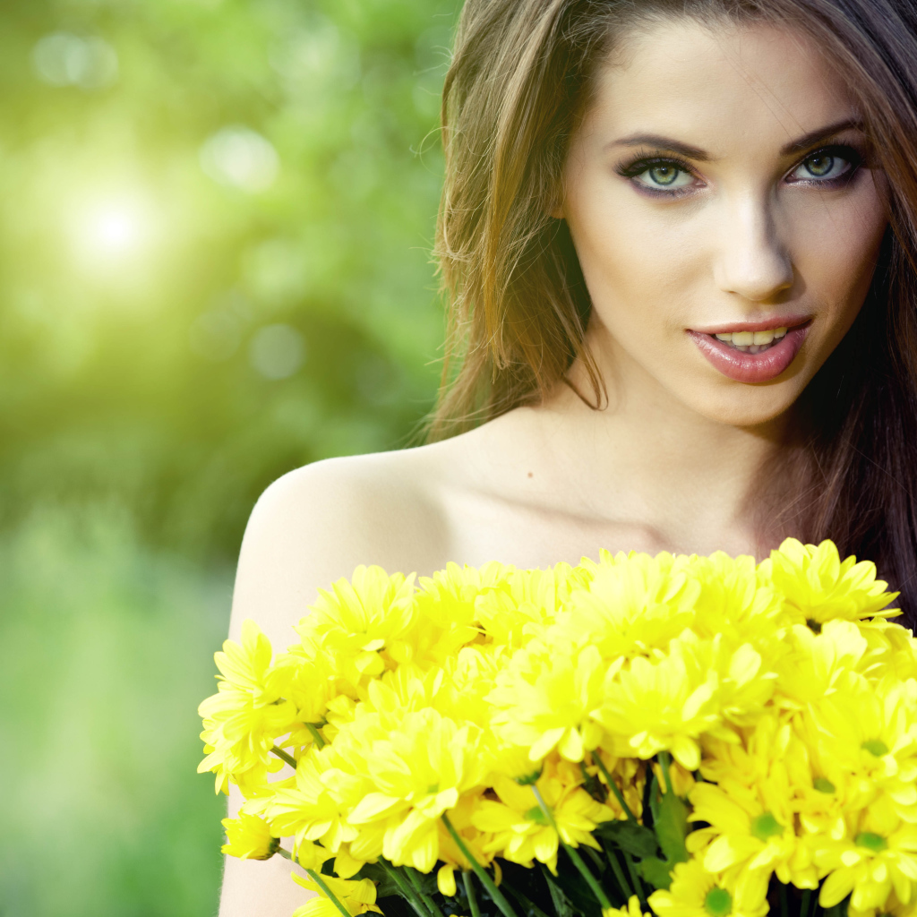 Молодая красивая девушка с букетом желтых хризантем