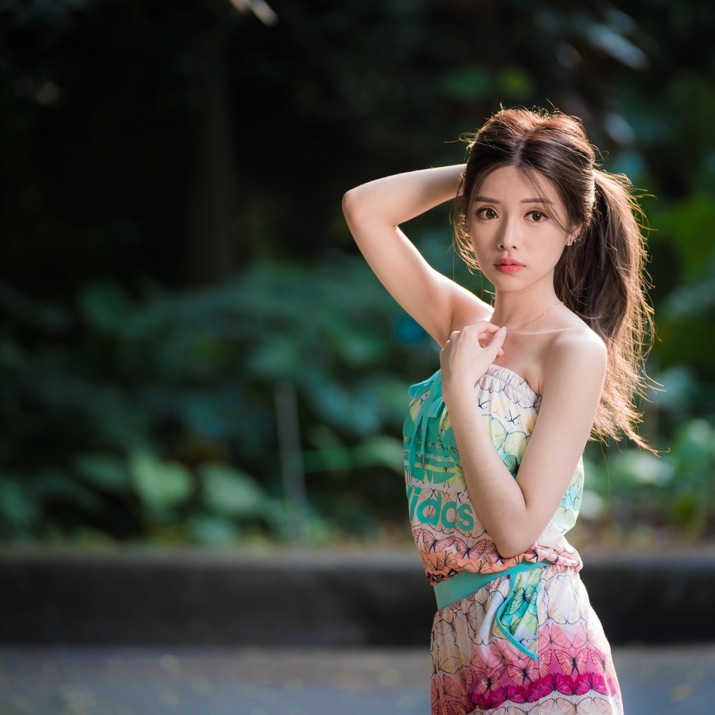 Молодая красивая девушка с рукой в волосах