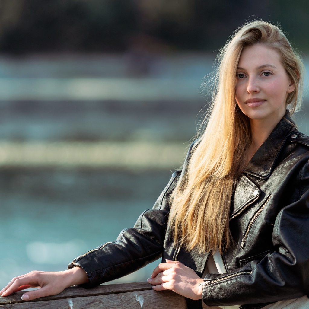 Молодая девушка в черной кожаной куртке 