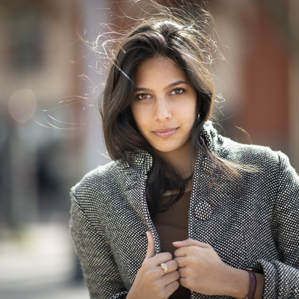 Молодая девушка в сером пальто 