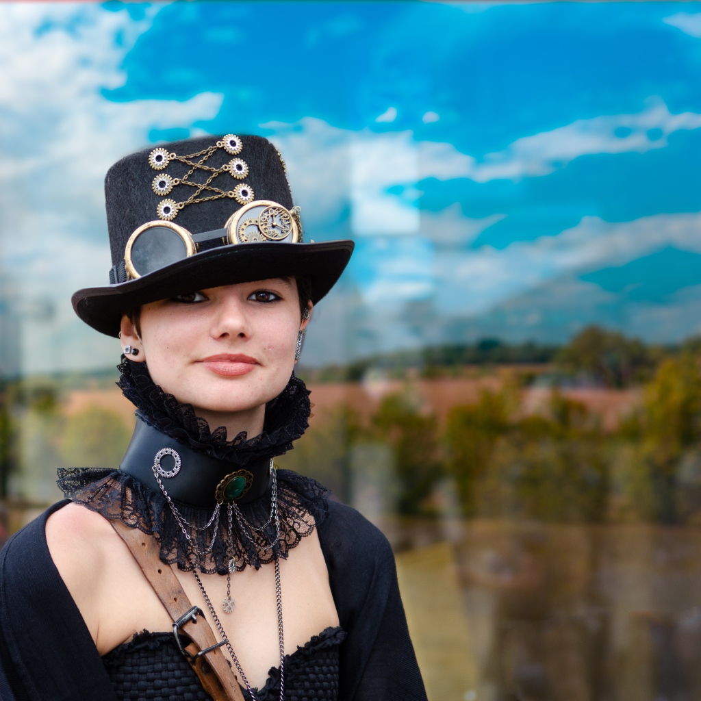 Молодая девушка в костюме на фоне неба