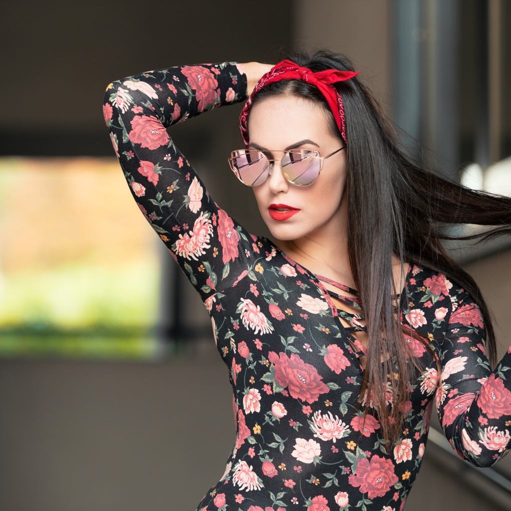 Молодая девушка в очках с платком в волосах 