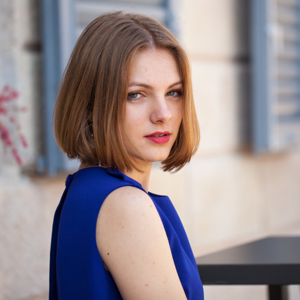 Молодая девушка с прической каре