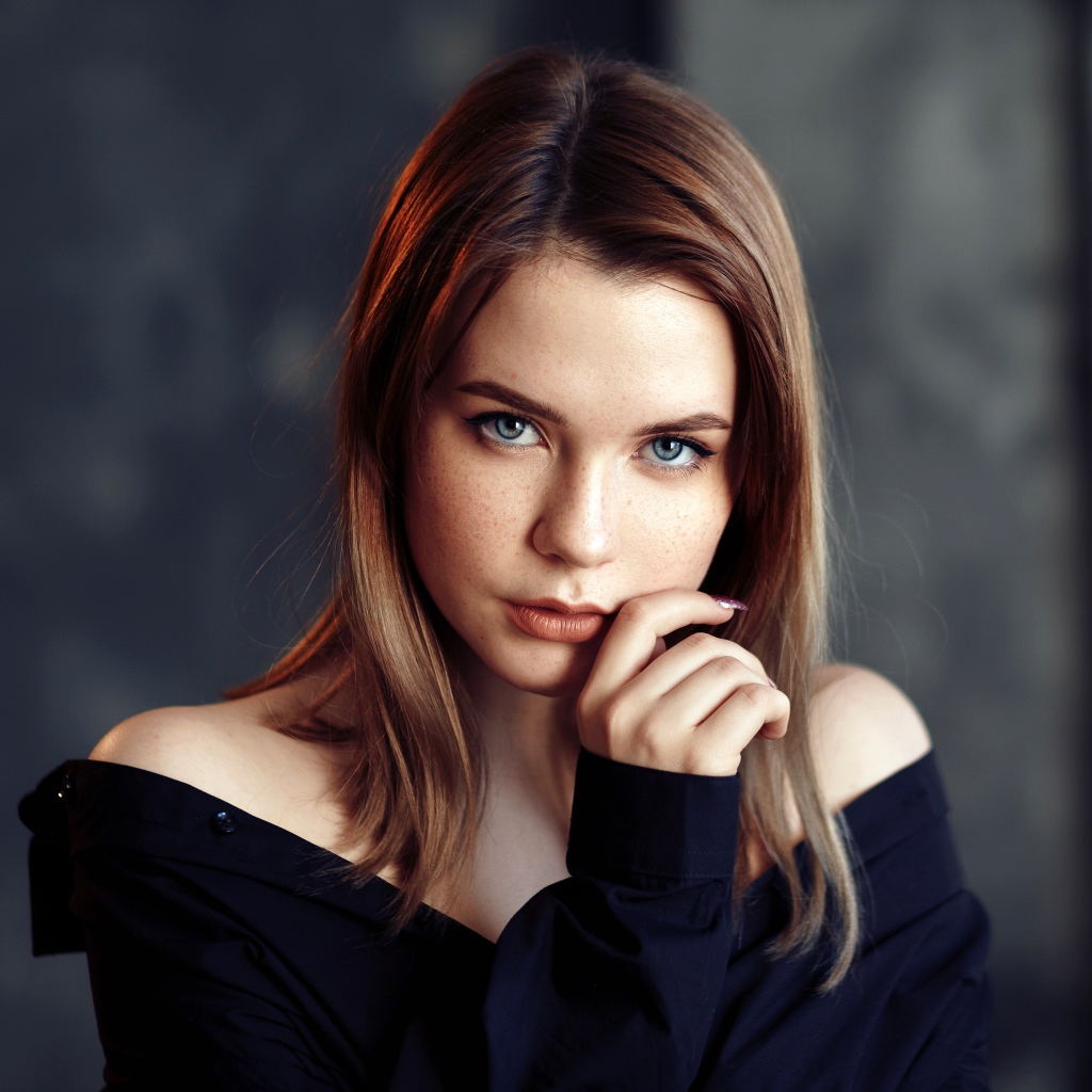 Молодая девушка с голубыми глазами в черной рубашке