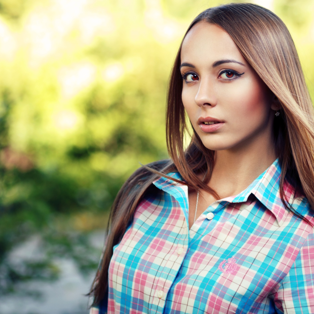 Молодая длинноволосая девушка в рубашке