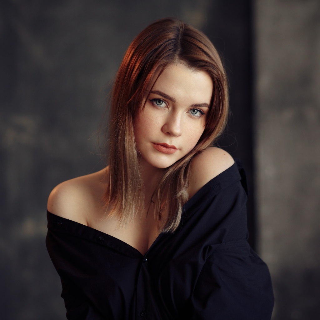 Молодая скромная девушка в черном наряде 