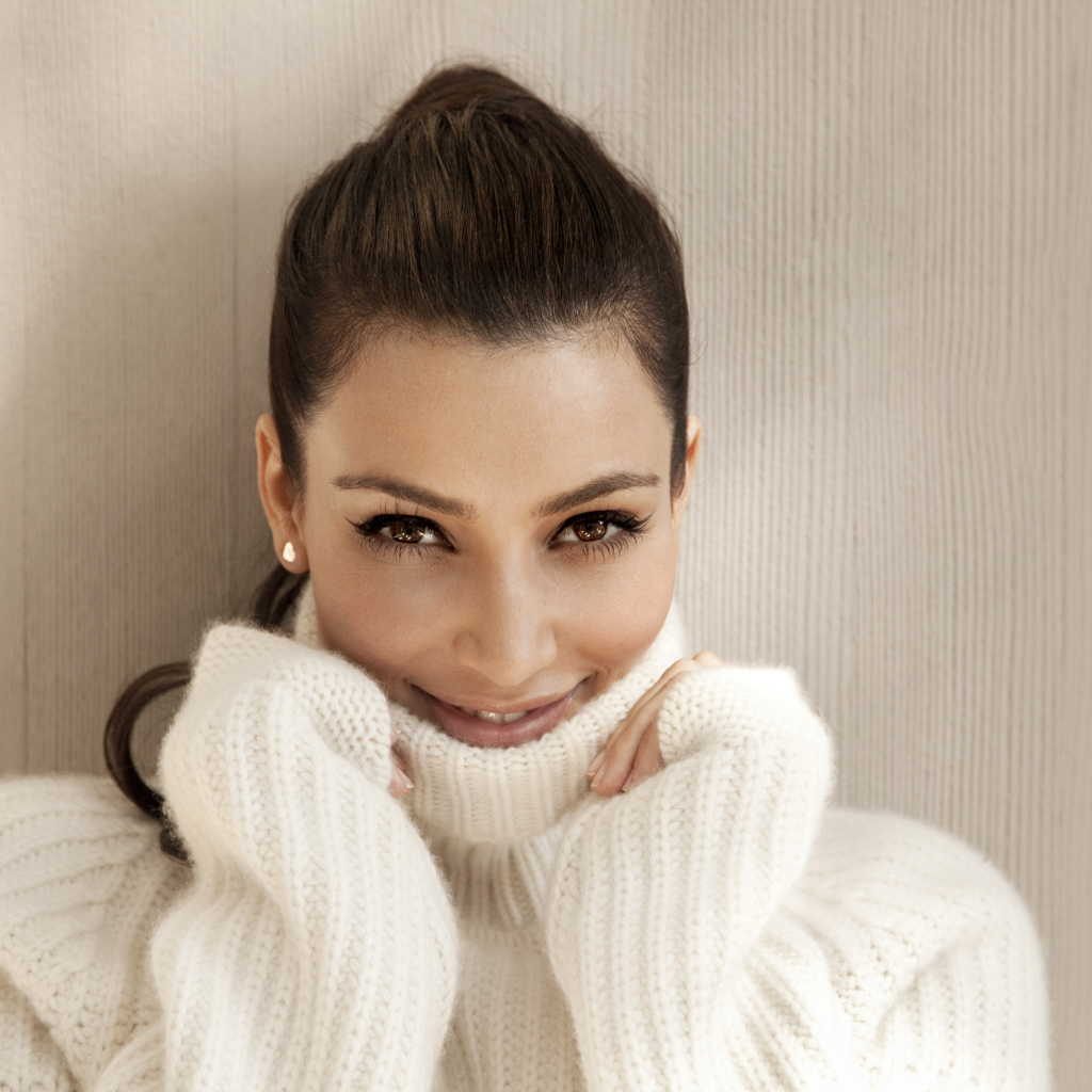 Актриса, фотомодель Ким Кардашьян в в белом свитере
