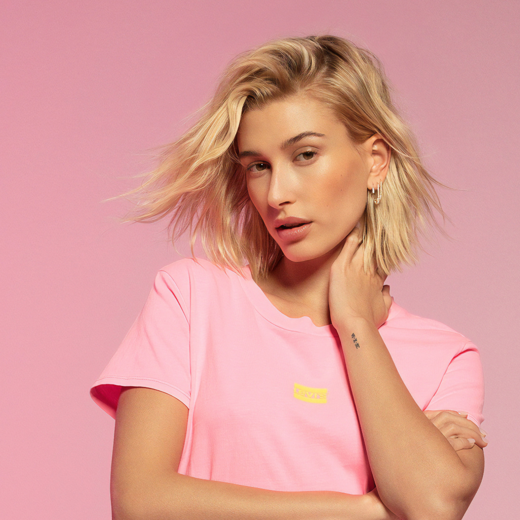 Красивая блондинка, модель Хейли Болдуин на розовом фоне