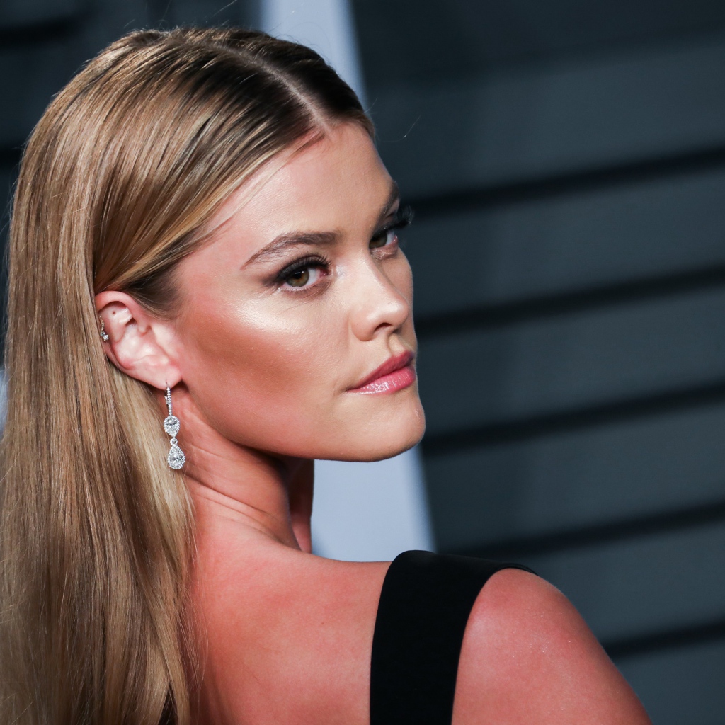 Красивая девушка модель Нина Агдал 